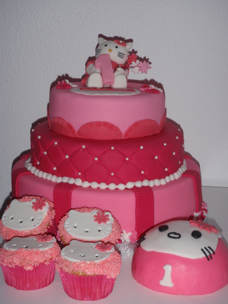 Kindertaart Hello Kitty meptaartje cupcakes Stapeltaart